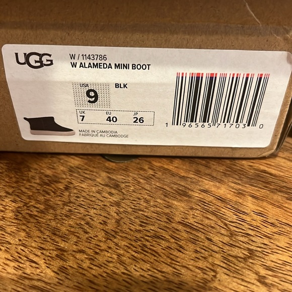 UGG Alameda Mini Boot NWT in Black Size 9 - Picture 5 of 10